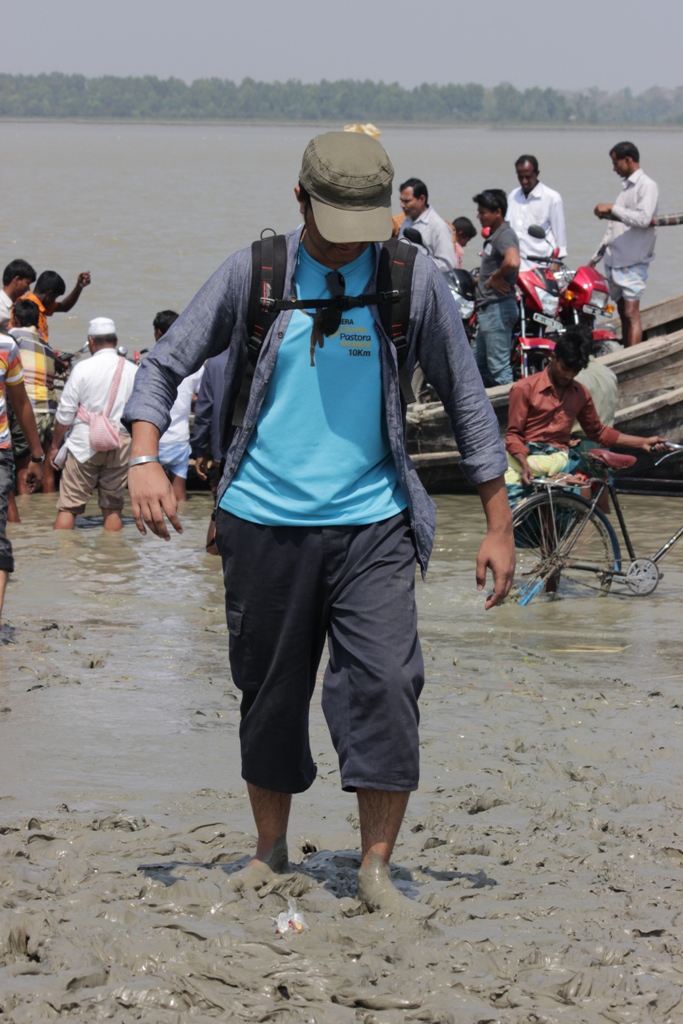 বন্দরটিলা খেয়াঘাটে নামতে গিয়ে কাঁদায় টইটম্বুর