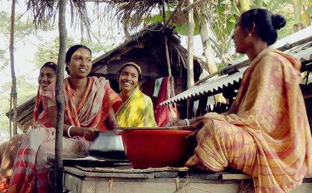 গৃহস্থালী কাজের ফাঁকে প্রতিবেশীদের নিয়ে বসে গপ-শপের আসর
