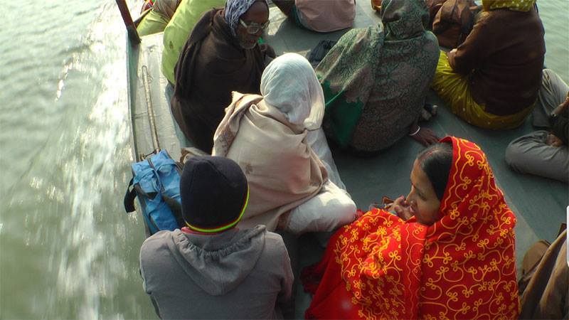 এ অঞ্চলের মানুষের যাতায়তের প্রধান মাধ্যম ইঞ্জিনচালিত নৌকা